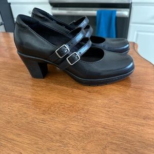 Like new Clark’s Mary Jane black heels